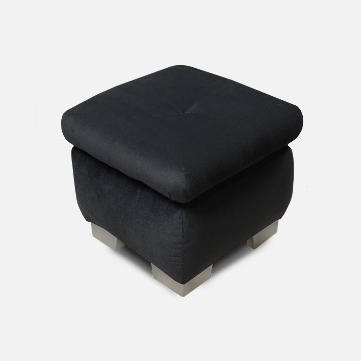 stilingas juodas pufikas prie minksto kampo 