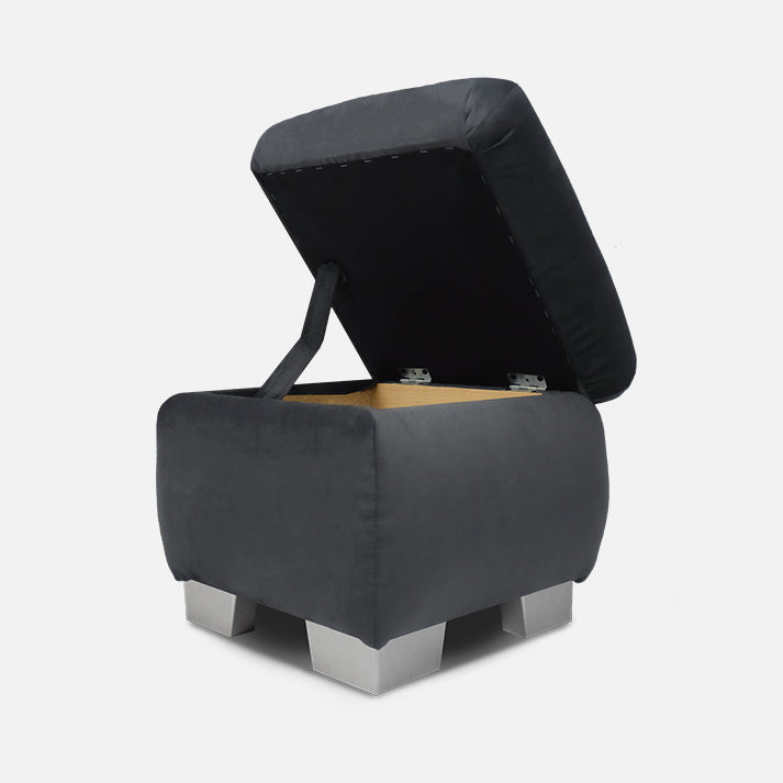 stilingas tamsiai pilkas pufikas prie minksto kampo 