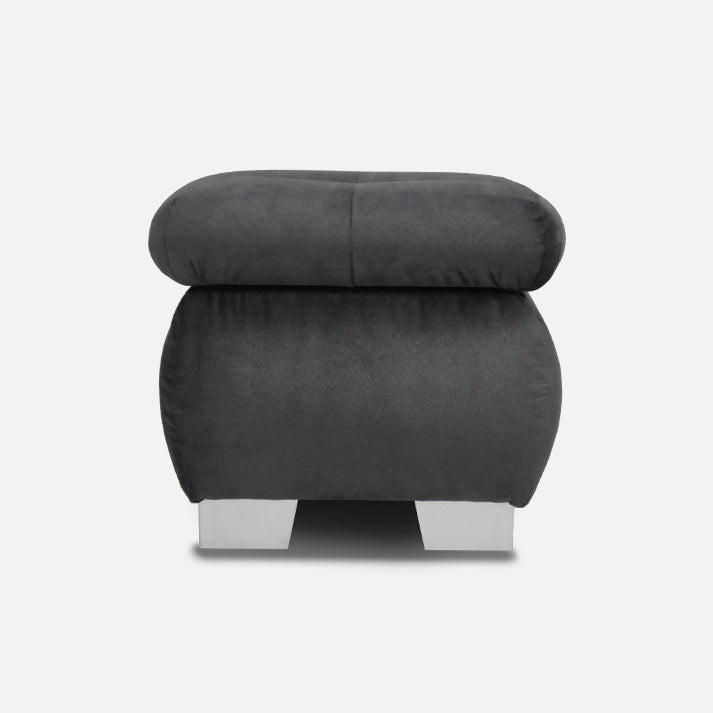 stilingas tamsiai pilkas pufikas prie minksto kampo 